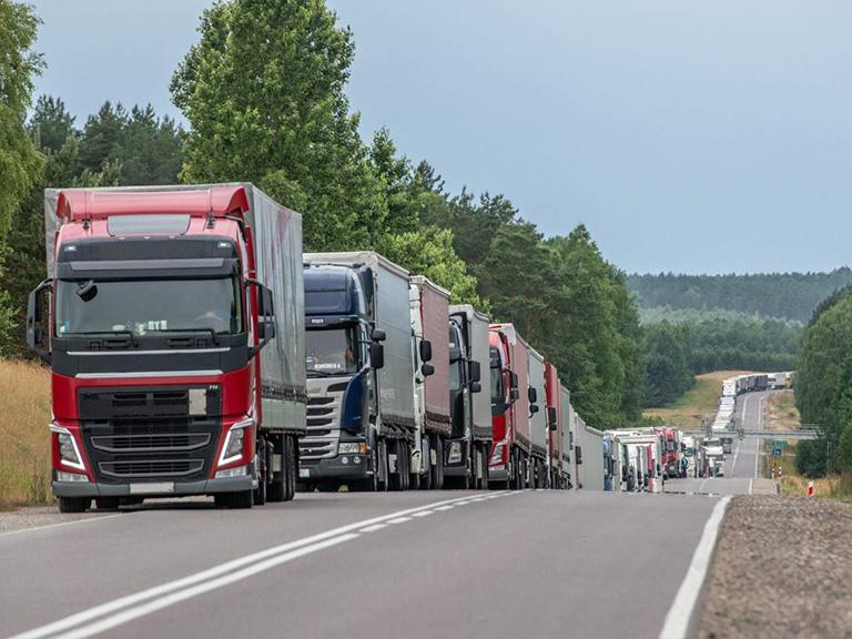 ciężarówki ustawione w korku